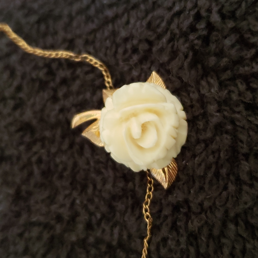 Vintage white rose necklace with earrings. - Picture 2 of 4